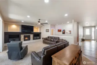 Large Great Room w/Access to Covered Patio