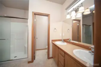 Owners suite w/shower