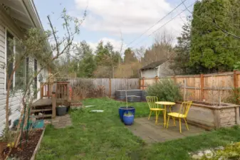 Backyard B with tenants'   items