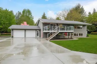 Oversized driveway w/ RV/boat parking