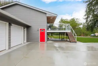 Side entrance leading up to kitchen.