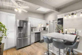 Open and modernly updated eat-in kitchen