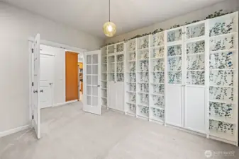 Bright and open office space for your work or hobbies!