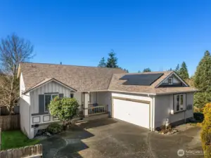 Inviting daylight rambler in Renton's desirable Kennydale community!