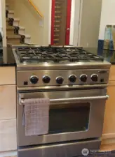 DCS by Fisher Paykel 5 burner gas stove. Completely refurbished and ready for your cooking delight.