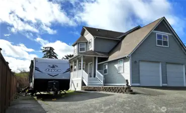 RV parking area with a 50amp electrical panel as well as 20amp on both sides. Great for your boat as well.