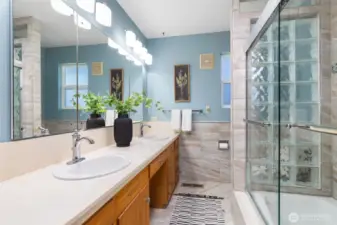 Full bathroom on the main floor.
