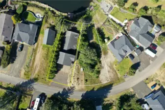 Approximate property boundaries of 137 N Razor Clam Dr SW, situated along the Bell Canal in Ocean Shores, WA. Adjacent to this property, the neighboring lot at 138 N Razor Clam Dr SW is available for purchase at $100,000.
