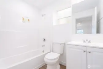 Unit B - Full Bahtroom