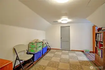 Upper-Level bonus room