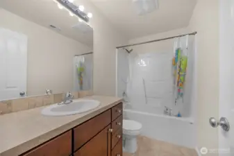 Full upstairs bathrom