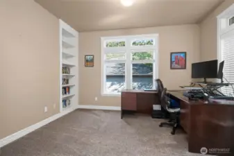 Main level office/bdrm...
