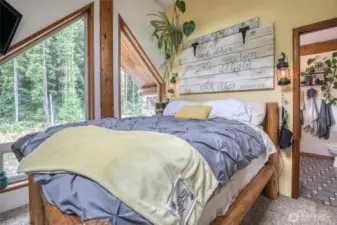 Upper floor bdrm w/ bath