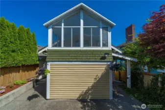Note the stunning sunroom.
