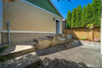 An outdoor haven, quiet, low-maintenance, and ready for summer evenings.