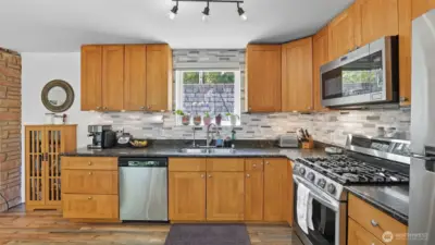 All kitchen appliances stay!