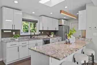 Open kitchen w/bar seating