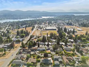 Close proximity to shopping, dining and medical