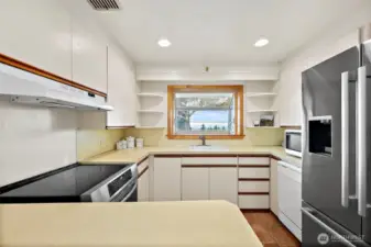 Ample storage and upgrade stove and refrigerator