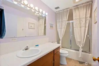 Full bathroom off main hallway