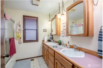 Main Floor Jack & Jill Full bathroom