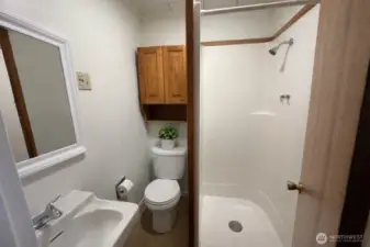 Second bathroom (3/4)