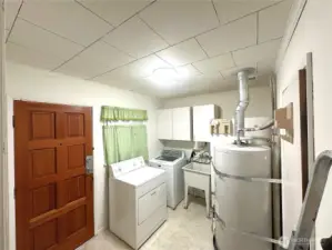 Mus/Laundry room with separate entrance