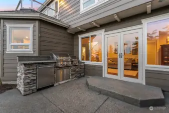 Patio with built in grill!