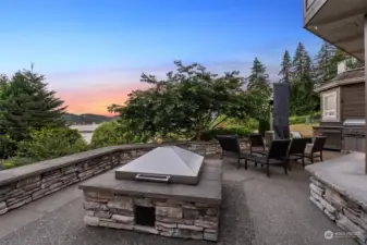Built in firepit, great views of Mt. Rainier and Burley Lagoon