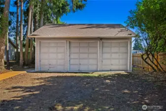 A  HUGE detached 36’x30’ THREE-BAY SHOP