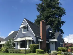 Welcome to perfection in the heart of the Proctor District- AND just a hop, skip, and a jump from Old Town, the waterfront, and the glorious University of Puget Sound.  Location, location, location.