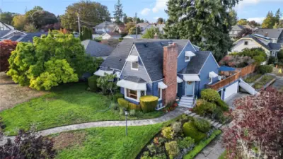 Welcome to perfection in the heart of the Proctor District- AND just a hop, skip, and a jump from Old Town, the waterfront, and the glorious University of Puget Sound.  Location, location, location.