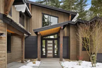 Front entry with side mudroom entrance