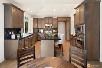 Viking appliances make this kitchen a chef's dream!