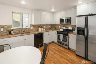 3rd floor features on eat-in kitchen