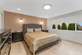 Lower Primary Suite With En-Suite Bath