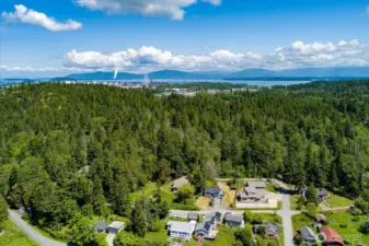 Close to all amenities, Marinas, parks, and Deception pass.