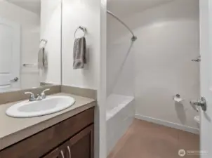 Full 2nd bath on upper level