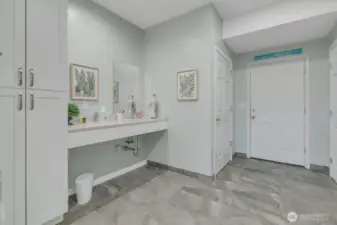 Fantastic mud room, perfect for rinsing off after a day on the lake