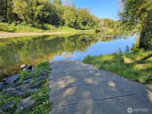Just 5 minutes to boatlaunch onto the Chehalis River