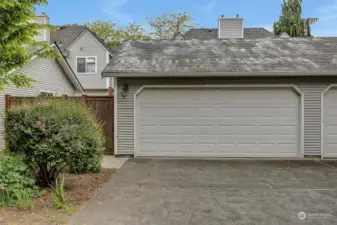 Detached Garage. You can drive in from the alley way.