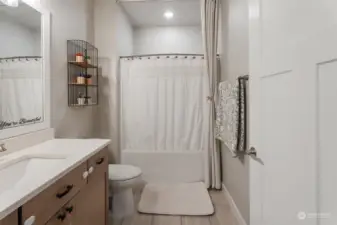 Full Bathroom- fresh and clean!