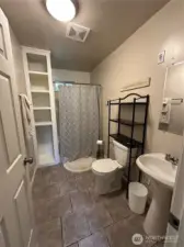 Upstairs Full Bathroom