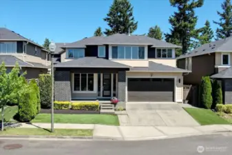 Beautiful, well maintained, better than new, MainVue resale home.