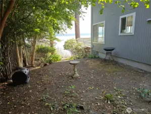 Fully fenced sideyard
