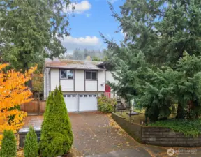Move-in ready home in Kirkland, 3 bedrooms on main floor, 3 bathrooms total, 2-car garage on 9180 sqft spacious corner lot.