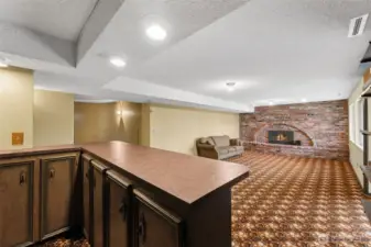 Gather around this Wet Bar!