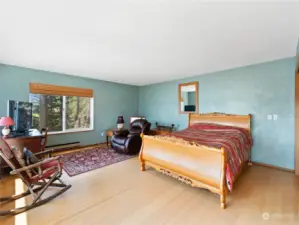 Spacious primary bedroom.