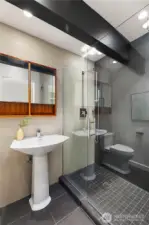 En suite bath, upper level.