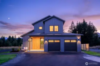 Experience Merle's luxury home building in the coveted community of Roslyn Ridge. This is the model home at WinterFall. The same home will be built on Lot 3.
